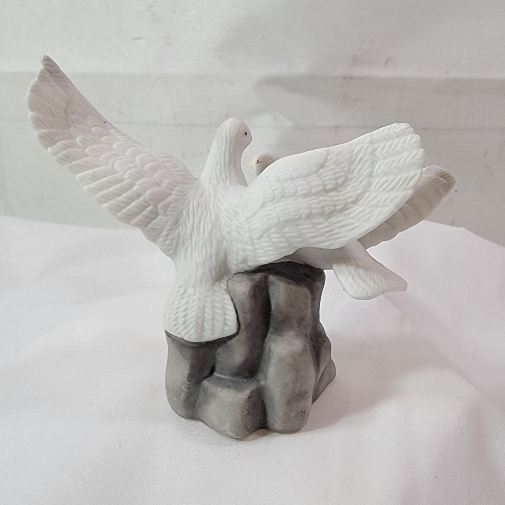 Porcelain Love Birds Doves figurine 4" in Original Box Vintage. - Picture 4 of 5